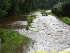 Nedělní průtrž mračen zaplavila několik silnic. Foto: HZSLK