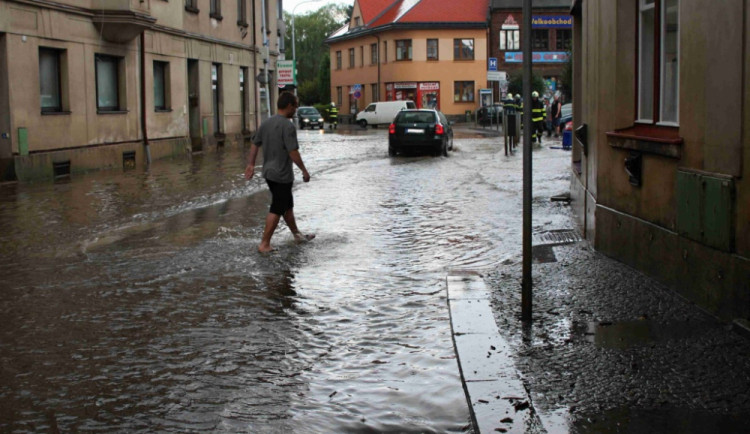 Nedělní průtrž mračen zaplavila několik silnic. Foto: HZSLK