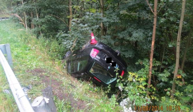 Řidička otočila svou Octavii na střechu. Foto: Policie ČR