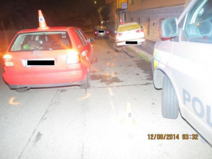 Řidička se lekla kočky a nabourala do zaparkovaného auta. Foto: Policie ČR