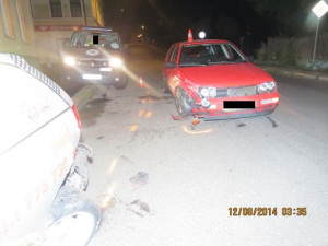 Řidička se lekla kočky a nabourala do zaparkovaného auta. Foto: Policie ČR