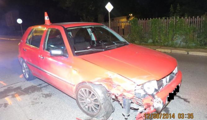 Řidička se lekla kočky a nabourala do zaparkovaného auta. Foto: Policie ČR