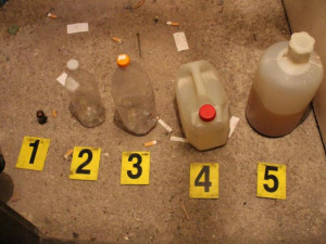 Z dosavadních výpovědí vyplývá, že drogy vyráběla skupina jednu týdně po dobu minimálně jednoho roku. Foto: Policie ČR