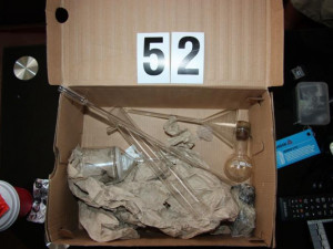 Z dosavadních výpovědí vyplývá, že drogy vyráběla skupina jednu týdně po dobu minimálně jednoho roku. Foto: Policie ČR