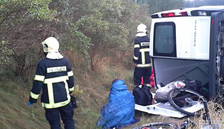 Nehoda si vyžádala několik zraněných osob. Foto: Hasiči Hrádek nad Nisou