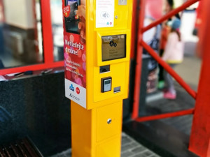Nový automat na jízdenky v Liberci umožňuje bezkontaktní platby