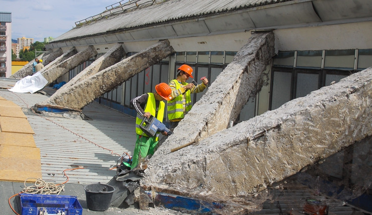 Nosníky střechy Svijanské arény jsou v havarijním stavu
