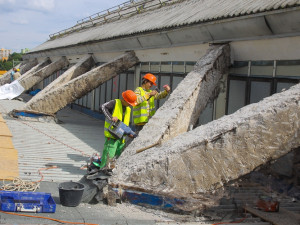 Nosníky střechy Svijanské arény jsou v havarijním stavu