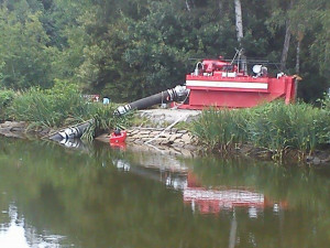 Hasiči dnes ráno ukončili čerpání vody z rybníka ve Vesci. Foto: Jana Hrdá