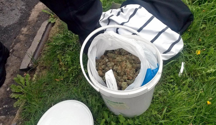 Mladíka s kýblem marihuany honili policisté i kolemjdoucí