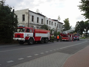 Dvě desítky lidí vyhnal z bytového domu v Tanvaldu požár půdy