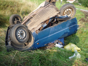 Řidič osobáku nepřežil střet se sanitou. Foto: HZSLK