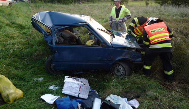 Řidič osobáku nepřežil střet se sanitou. Foto: HZSLK