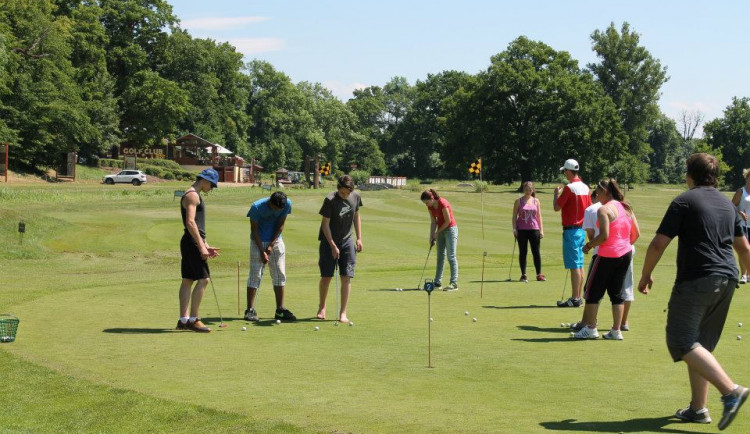 Chcete se naučit golf? Přijeďte na hlubocké greeny