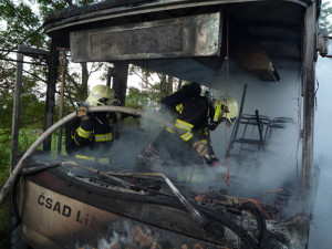 Autobus pod Ještědem shořel. Řidič stihl utéct