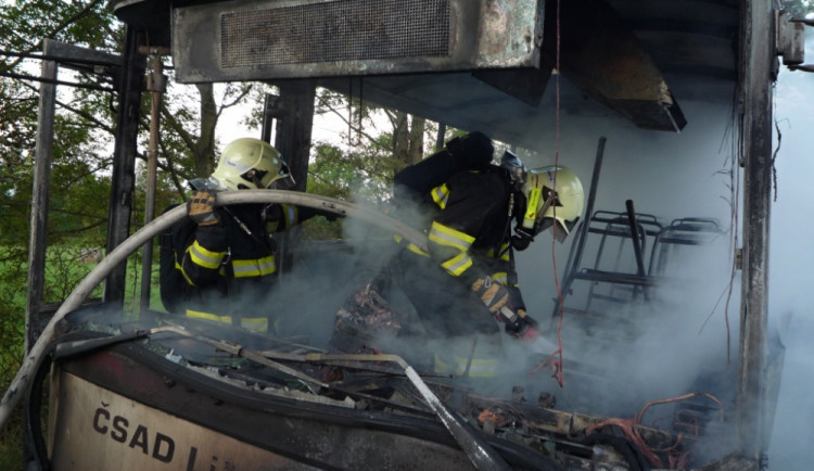 Autobus shořel. Foto: HZS LK