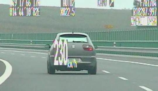 Mladík spěchal po dálnici, policejnímu superbu ale neujel