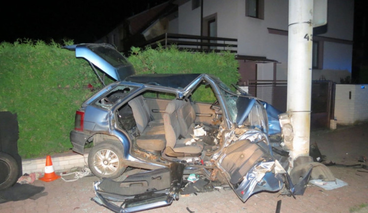 Fiat narazil u nemocnice do sloupu. Stav dívky byl kritický