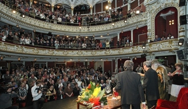 Co skrývá divadlo? Milion kusů oděvů a doplňků