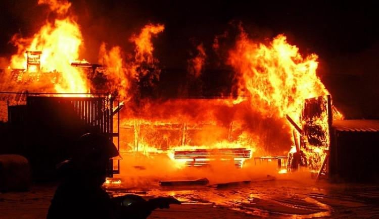 Na Písecku uhořel při požáru domu 19letý mladík