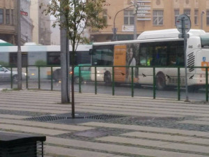 Ranní provoz na Šalďáku blokovala nehoda autobusu s autem