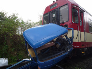 Opilého řidiče zradila technika. Avie mu dojela na přejezdu. Foto: HZSLK