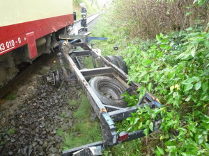 Opilého řidiče zradila technika. Avie mu dojela na přejezdu. Foto: HZSLK
