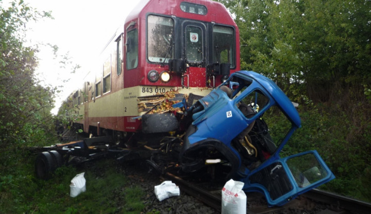 Opilého řidiče zradila technika. Avie mu dojela na přejezdu. Foto: HZSLK