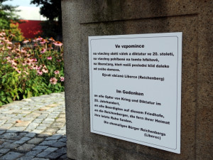 Nedobrovolně opustili Liberec, teď mají pamětní desku