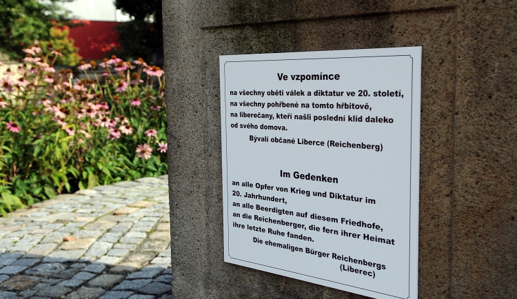 Pamětní deska v Zahradě vzpomínek. Foto: Jan Král
