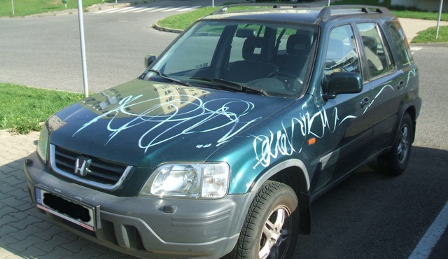 Takhle dopadla zaparkovaná Honda CR-V. Foto: Policie ČR