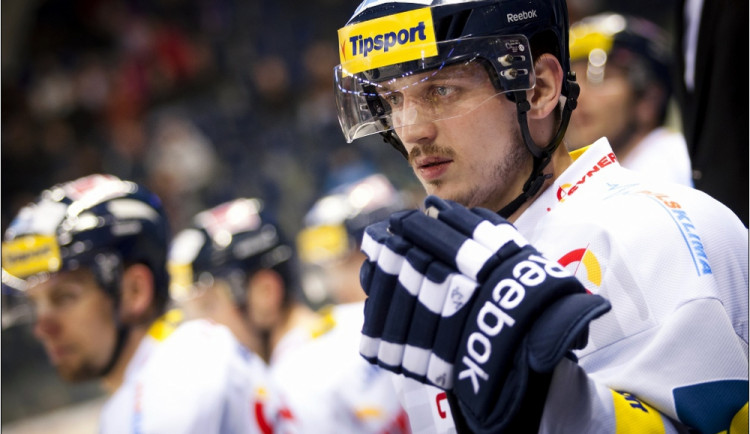 Derner je po operaci zlomené čelisti, chybět bude nejméně měsíc