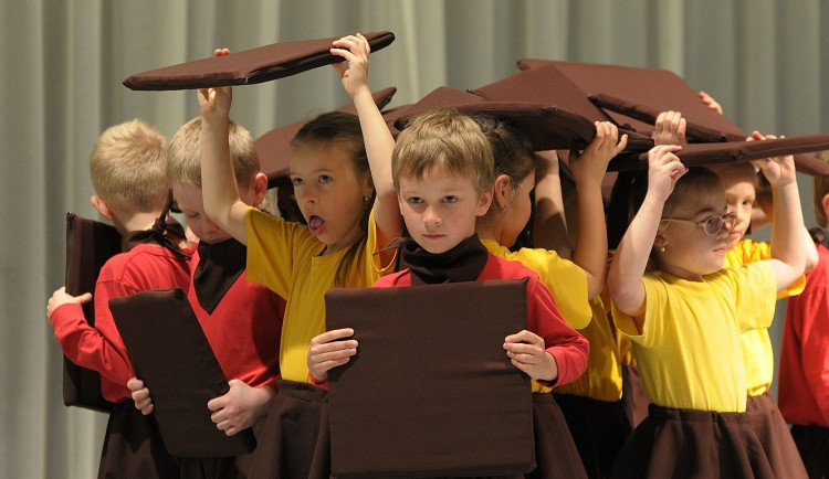 Chybějící místa ve školkách zajistí podpora mateřinek