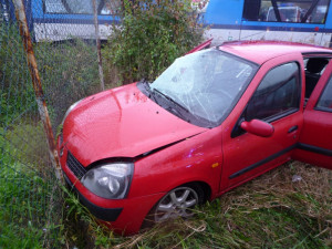 V Doubské ulici se střetl vlak s autem. Tři zranění. Foto: HZSLK