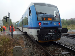 V Doubské ulici se střetl vlak s autem. Tři zranění. Foto: HZSLK