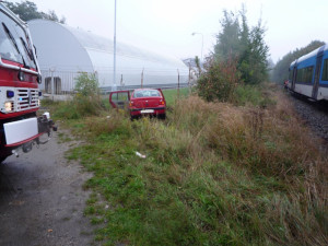 V Doubské ulici se střetl vlak s autem. Tři zranění. Foto: HZSLK