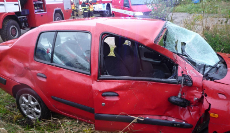 V Doubské ulici se střetl vlak s autem. Tři zranění. Foto: HZSLK
