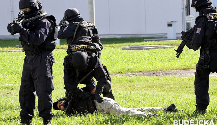 Speciální policejní jednotka cvičně zasahovala proti teroristům
