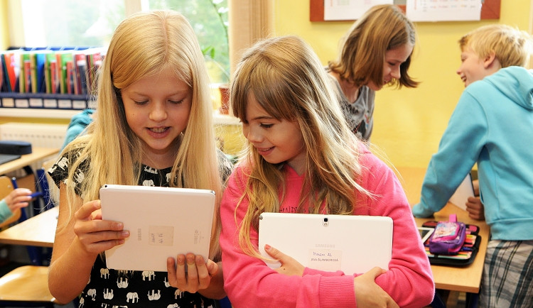 Tablety se staly v liberecké škole součástí výuky, děti to baví. Foto: Jan Král