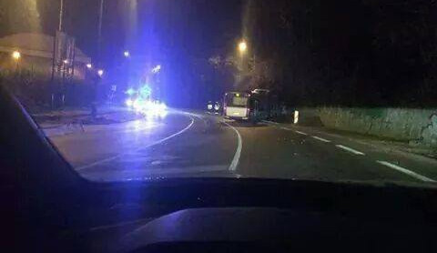 Autobus se zastavil až o zídku.