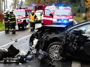 Srážka dvou aut ráno uzavřela silnici v Mníšku