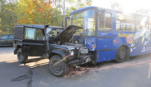 Spolujezdec s Land Roveru se těžce poranil. Foto: Policie ČR