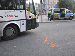 Chlapec na terminálu MHD vběhl přímo pod kola autobusu