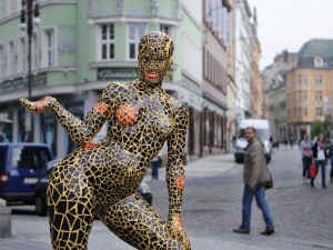 Kočky před libereckou radnicí vystřídala leopardí žena