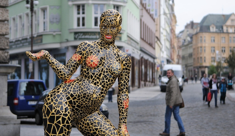 Kočky na nároží před libereckou radnicí vystřídala leopardí žena. Foto: Jan Král