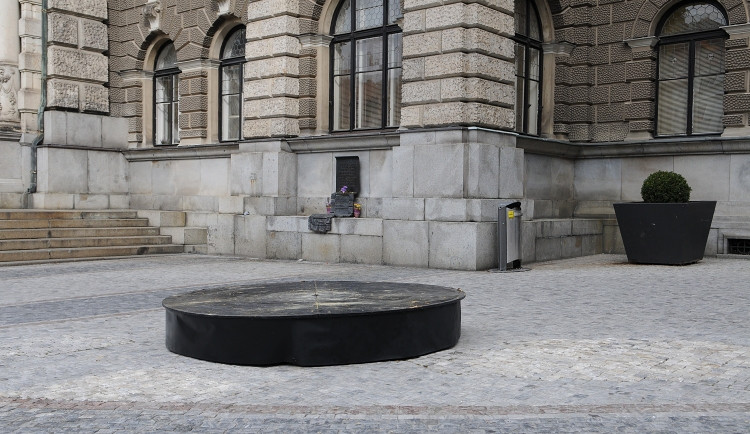 Prázdný podstavec. Foto: MML/Jan Král