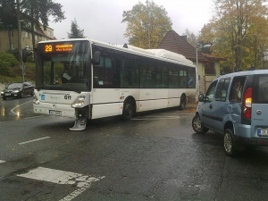 Aktuálně: Na Husovce se střetl linkový autobus s osobákem