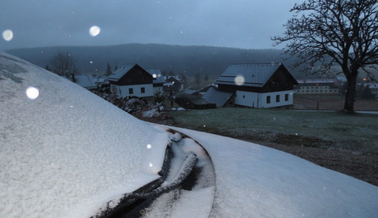 Silný vítr lámal stromy, na Kvildě poprvé sněžilo