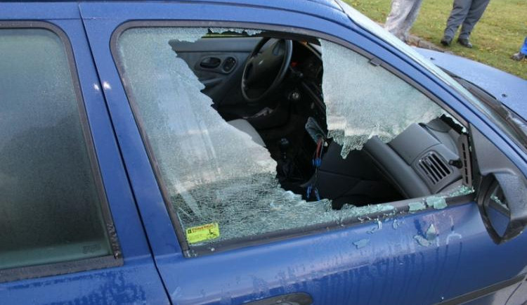 vloupani-do-OA---rozbite-okno