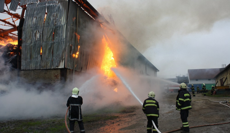 Plameny zachvátily sklad sena v Borovanech